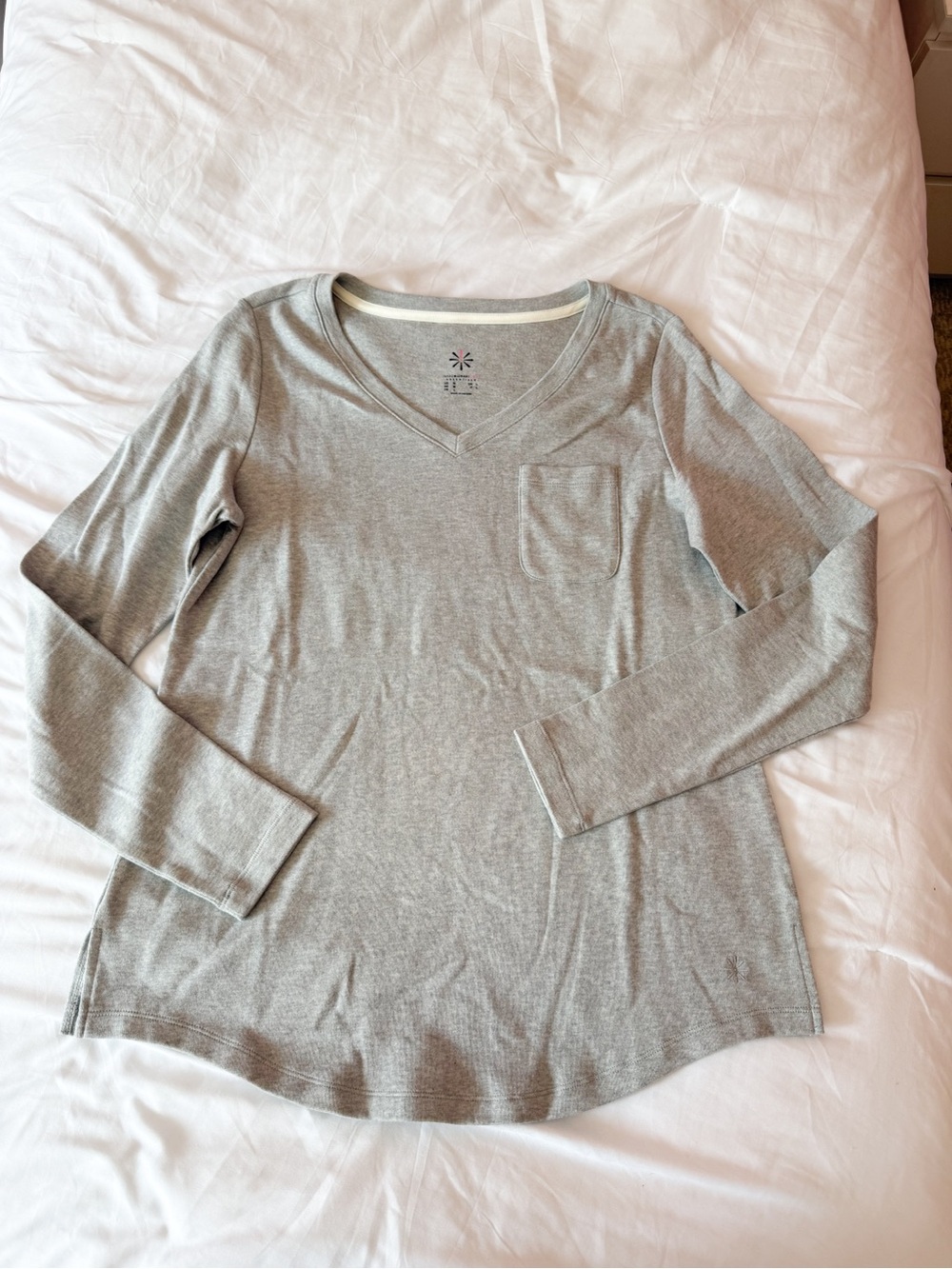 Isaac Mizrahi Live Essentials Light Grey V-Neck Long Sleeve Top Size Medium